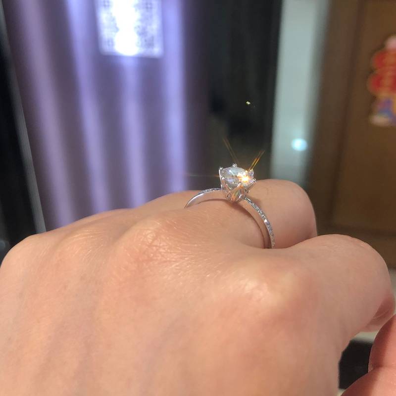 六爪女戒S925银镀白金定制选款主石莫桑钻1.0ct/副石高碳钻